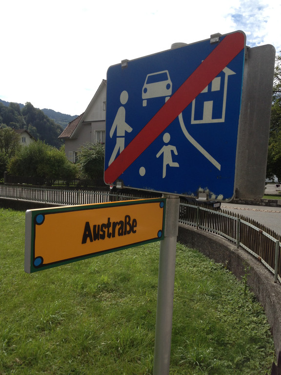 Montage Stra__enbezeichnungsschilder Austra__e 11_09_13 001 _1__jpg-1380540186