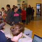 Warteschlangen vor dem KG Merowinger