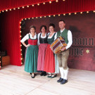 JedermannB__hne__UTTENDORFER S__NGERINNEN Kainerstorfer_Monika__Markler_Maria__Seidl_Margit__Priewasser_Michael_7_JED13_0921.JPG
