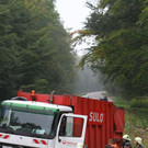 Lkw prallt in Böschung