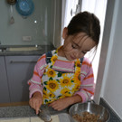 11 Gib mit dem L__ffel einen Klecks Mandelf__lle in die Mitte des Teigquadrates__JPG-1380742072