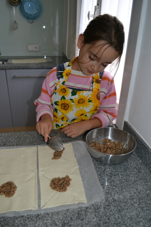 11 Gib mit dem L__ffel einen Klecks Mandelf__lle in die Mitte des Teigquadrates__JPG-1380742072