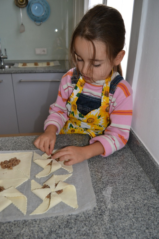 12 Nun kannst du die Spitzen wie die Fl__gel eines Windrades zur Mitte klappen__JPG-1380742075