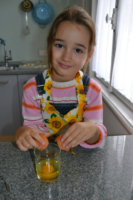 14 Schlage das Ei in ein Glas____JPG-1380742082