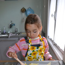 16 Mit dem Teigpinsel kannst du die Windr__der mit verquirltem Ei bestreichen__JPG-1380742089