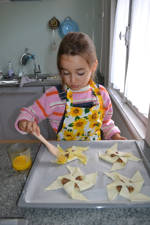 16 Mit dem Teigpinsel kannst du die Windr__der mit verquirltem Ei bestreichen__JPG-1380742089