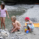Kinder und Tagesmütter in der Örflaschlucht
