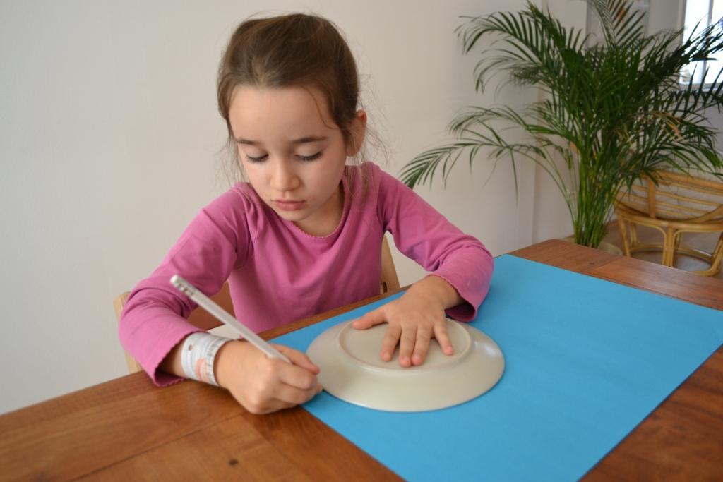 02 Zeichne mithilfe der beiden Teller drei kleine und einen gro__en Kreis auf das bunte Papier__JPG-1381597879
