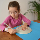 02 Zeichne mithilfe der beiden Teller drei kleine und einen gro__en Kreis auf das bunte Papier__JPG-1381597879