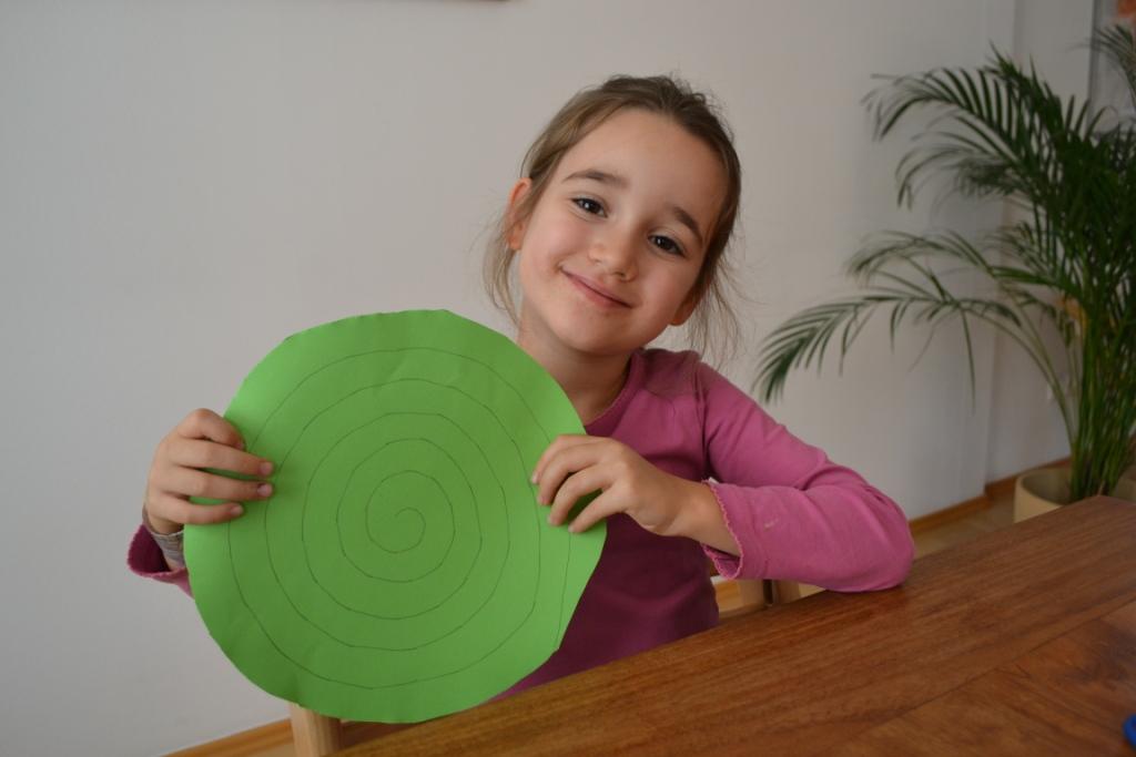 04 Zeichne dir eine Spirale auf den gro__en Papierkreis__JPG-1381597882