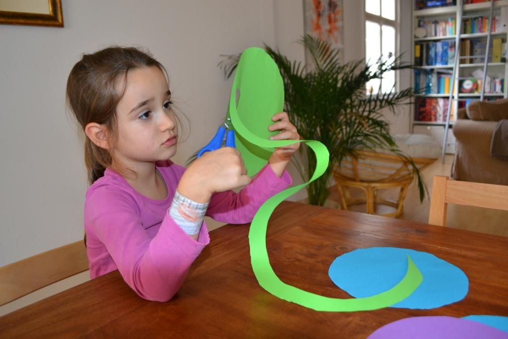 05 Schneide den gro__en Papierkreis entlang der Spirale ein__JPG-1381597883