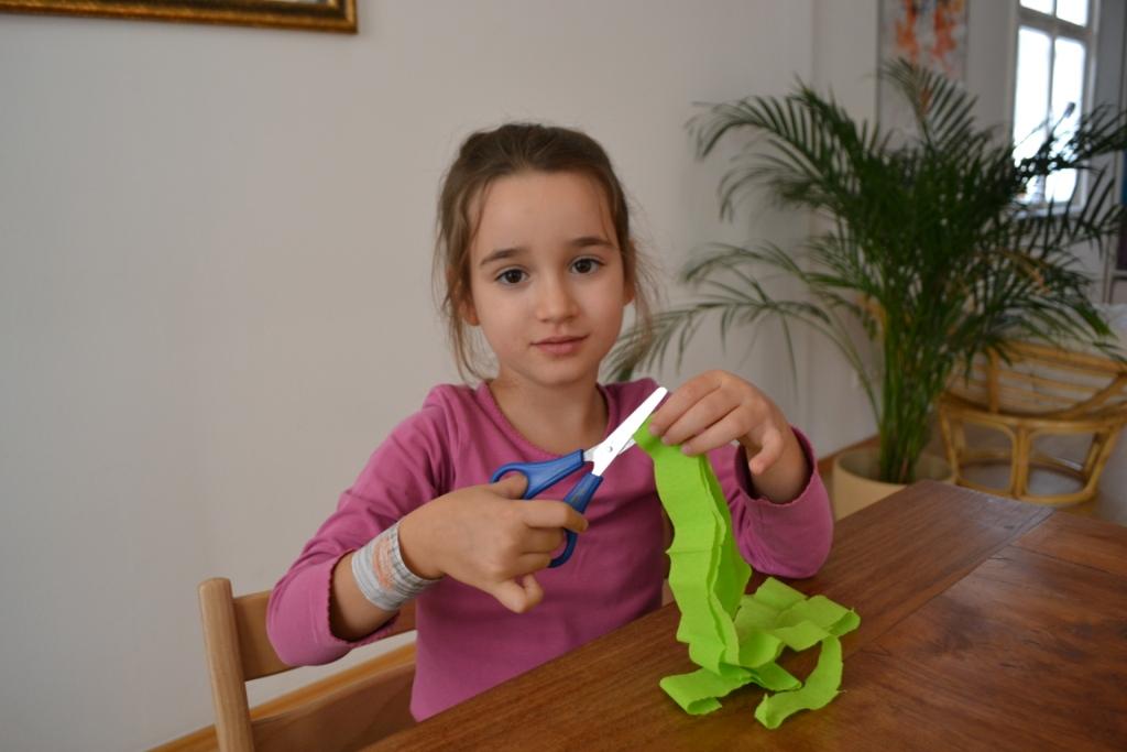 08 K__rze den Krepppapierstreifen zu mehreren B__ndern__JPG-1381597888