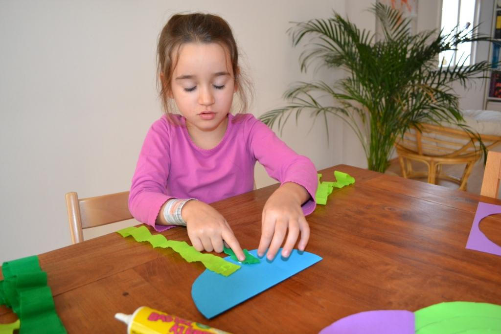 09 Klebe zwei Krepppapierb__nder auf den __u__eren Rand eines gefalteten Papierkreises__JPG-1381597889