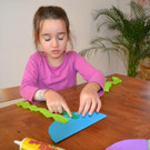 09 Klebe zwei Krepppapierb__nder auf den __u__eren Rand eines gefalteten Papierkreises__JPG-1381597889