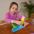 10 Bestreiche die __brige Fl__che des Papierhalbkreises mit Klebstoff____JPG-1381597891