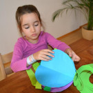 15 Jetzt __ffnest du das Ganze und klebst den obersten und untersten Papierkreis so zusammen_ dass ein Papierball entsteht__JPG-