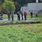 10 Vereinsmitglieder und interessierte Zaung__ste beobachteten die Feldbestellung_JPG-1381599074