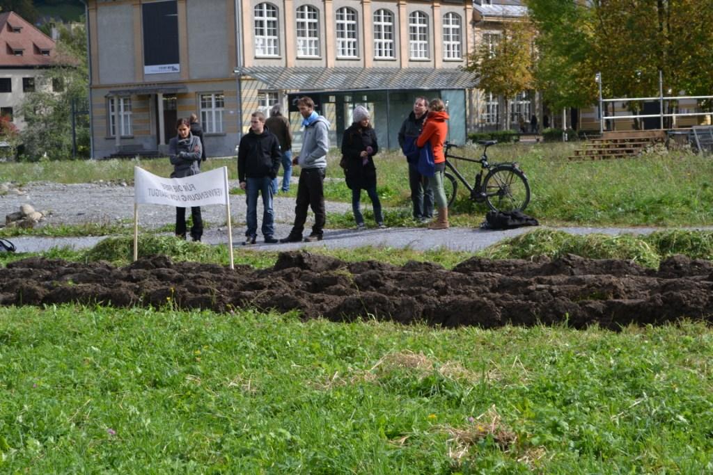 11 Vereinsmitglieder und interessierte Zaung__ste beobachteten die Feldbestellung_JPG-1381599077