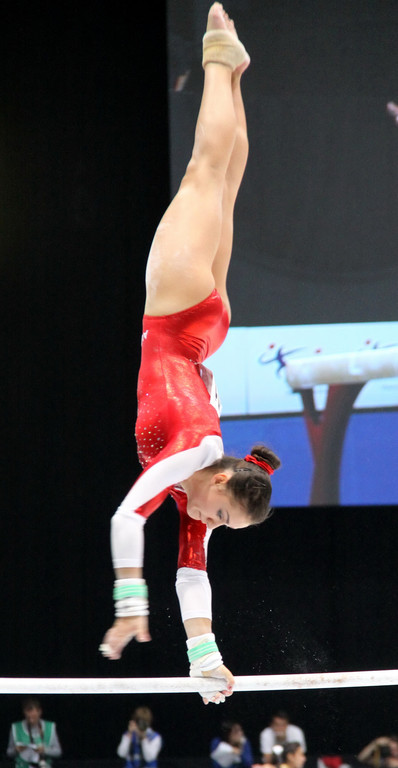elisa-haemmerle_turn-wm2013_stufenbarren_jpg-1382023008
