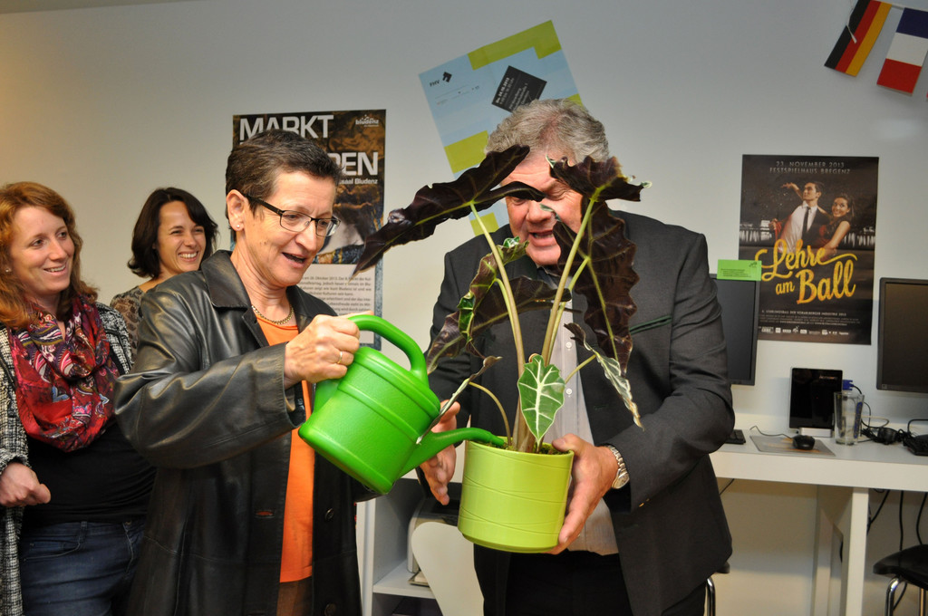 LR Greti Schmid und BM Mandi Katzenmayer mit Geschenk fürs Gemeinschaftsbüro.