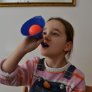 03 Versuche_ den Ball aus dem Trichter zu pusten__JPG-1382206029