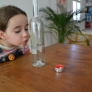 02 Versuche_ die angez__ndete Kerze hinter die Flasche auszupusten__JPG-1382206203