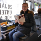 02 Diese junge Frau schm__kerte in einem Buch aus der B__cherkiste in der Buslinie 4_JPG-1382206745