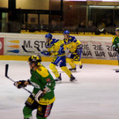 Scheckübergabe beim Eishockeymatch
