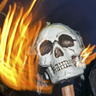 Da mit Halloween die Nacht auf Allerheiligen gemeint ist, haben wir auch schon den Bezug zum Totenreich …