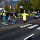 08 Wie Moritz_ Simon und Felix k__nnen die Schulkinder der VS Oberau den Zebrastreifen H__mmerlestra__e dank des Elternlotsenein