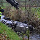 Unfall im Bezirk Neunkirchen: Pkw landet in Bach