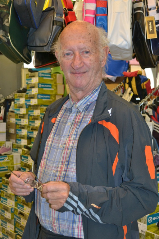 01 Roland Kramer steht mit 81 Jahren t__glich in seinem Sportartikelgesch__ft.JPG