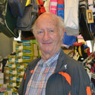 01 Roland Kramer steht mit 81 Jahren t__glich in seinem Sportartikelgesch__ft.JPG