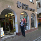 02 Der 81-j__hrige Roland Kramer vor seinem Gesch__ft Sport Kramer.JPG