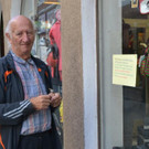 03 Der 81-j__hrige Roland Kramer textet_ tippt und druckt die Werbeaush__nge f__rs Schaufenster selbst.JPG