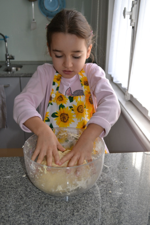 09 ___einen festen Teig kneten_.JPG