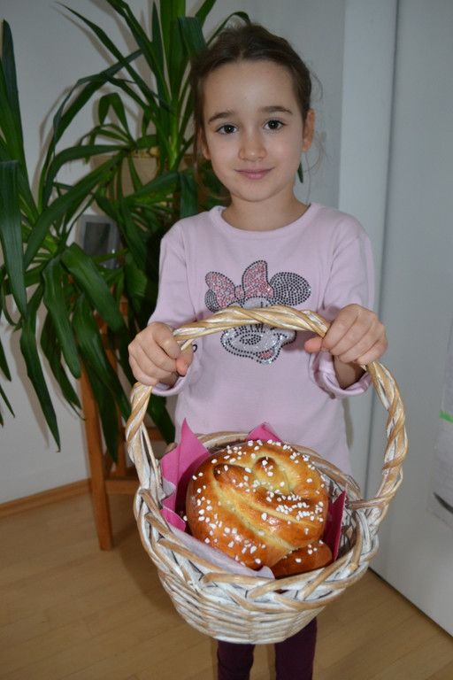 25 Ein Korb voll s____er Martinsbrezeln_.JPG