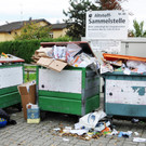 Volle Papiercontainer