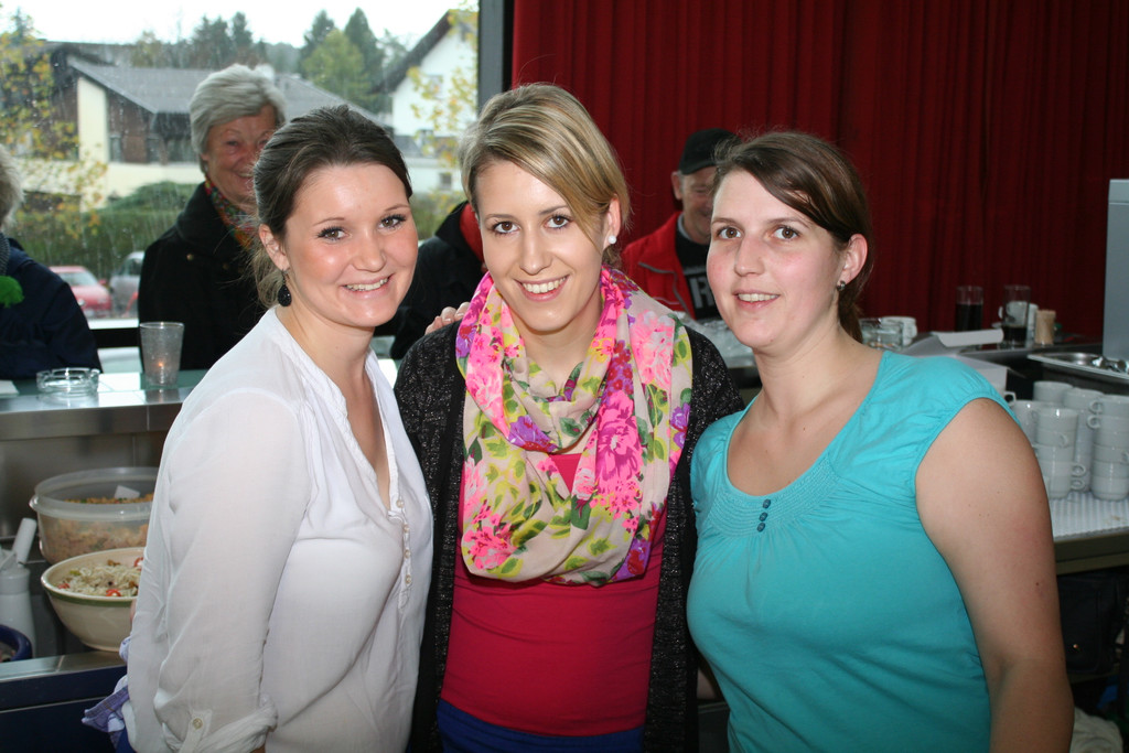 Benita_ Julia und Birgit halfen hinter der Bar flei__ig mit.JPG