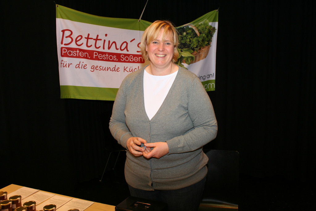 Bettina Holderied verw__hnte die G__ste mit leckeren Pestos_ Pasten und Pralinen.JPG