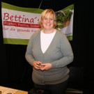 Bettina Holderied verw__hnte die G__ste mit leckeren Pestos_ Pasten und Pralinen.JPG