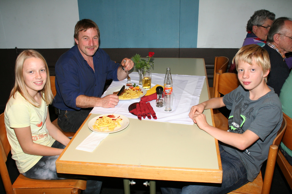Fam_ Meusburger aus Lingenau lie__ den Besuch auf der Vogelschau mit einem Mittagessen ausklingen.JPG