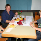 Fam_ Meusburger aus Lingenau lie__ den Besuch auf der Vogelschau mit einem Mittagessen ausklingen.JPG