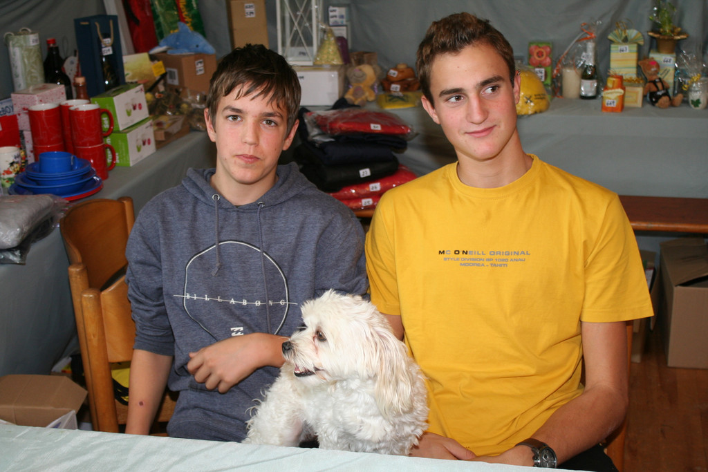 Florian und Fabian verkauften Tombola Lose.JPG