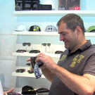 Jürgen Vonier interessiert sich für eine Skibrille
