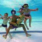 Familie unter Wasser_verlaengert.jpg