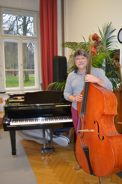 01 Kontrabassist Francisco Obieta erz__hlt von seinem beruflichen Werdegang.JPG