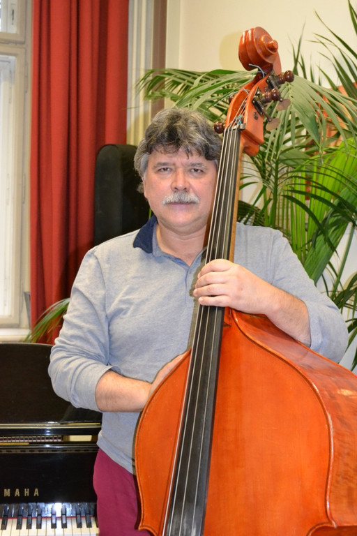 02 Kontrabassist Francisco Obieta erz__hlt von seinem beruflichen Werdegang.JPG
