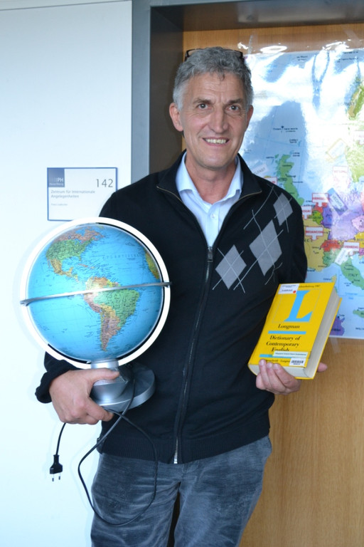 02 Englischprofessor Franz Ludescher erarbeitet mit den Kindern die Weltsprache Englisch.JPG