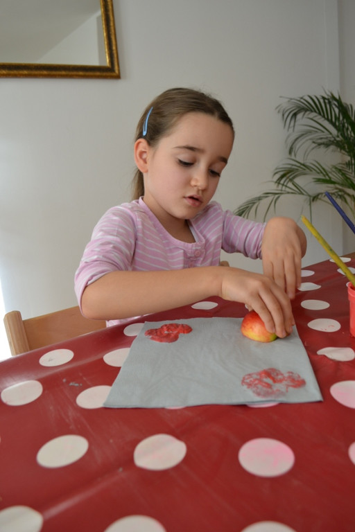 09 Auf diese Weise kannst du ein buntes Apfelmuster auf die Serviette drucken_.JPG